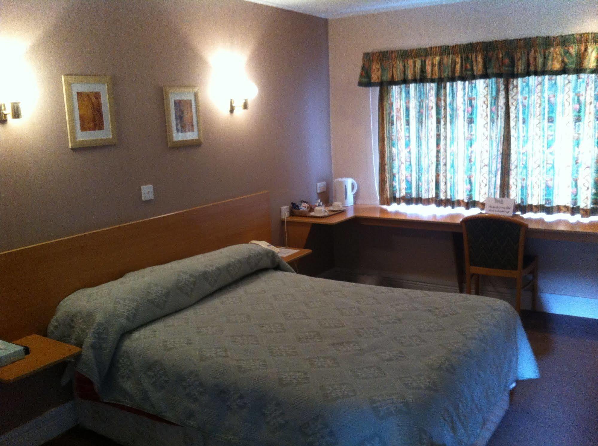 The Town & Country Lodge Dundry Bagian luar foto