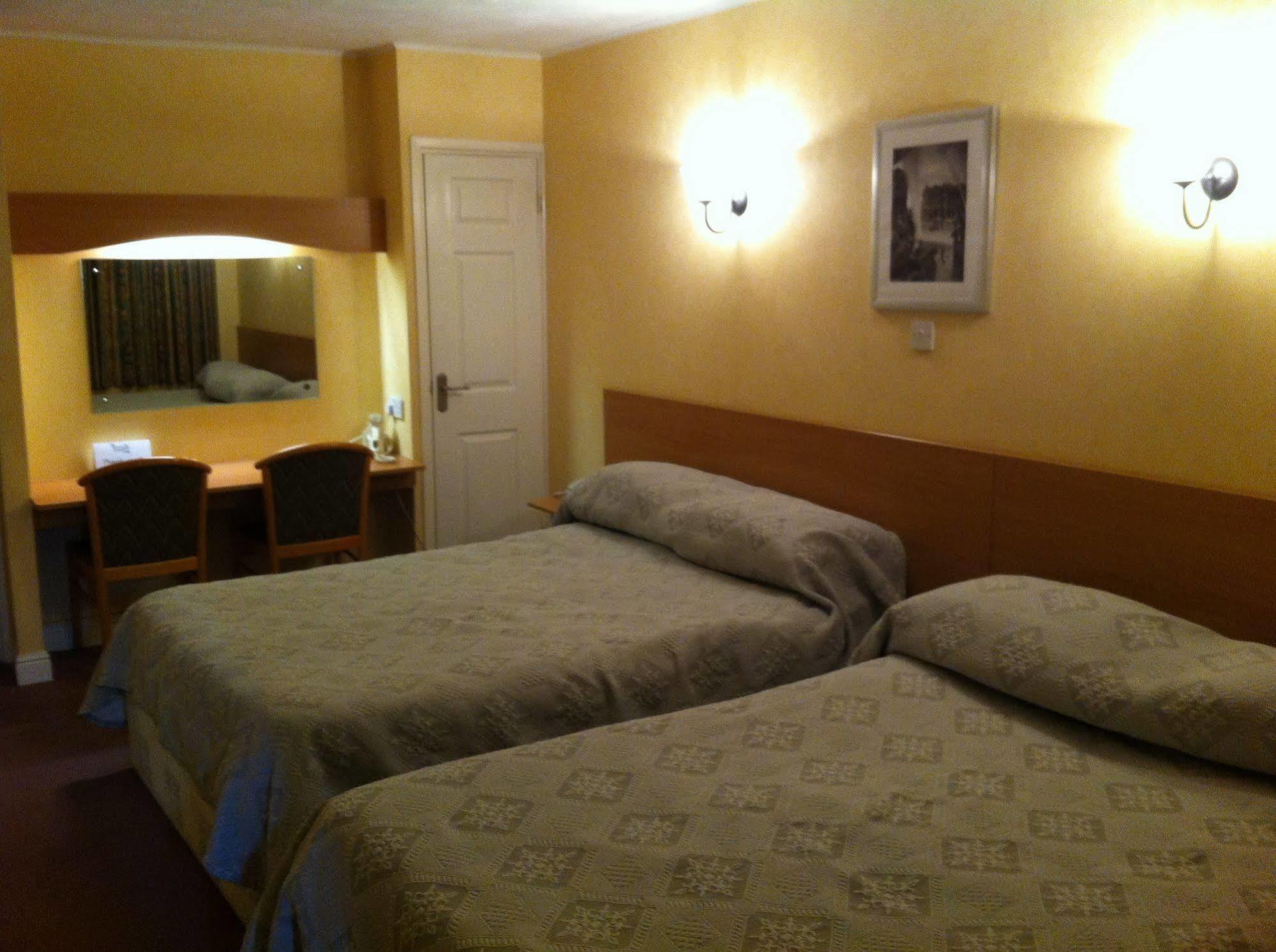 The Town & Country Lodge Dundry Bagian luar foto