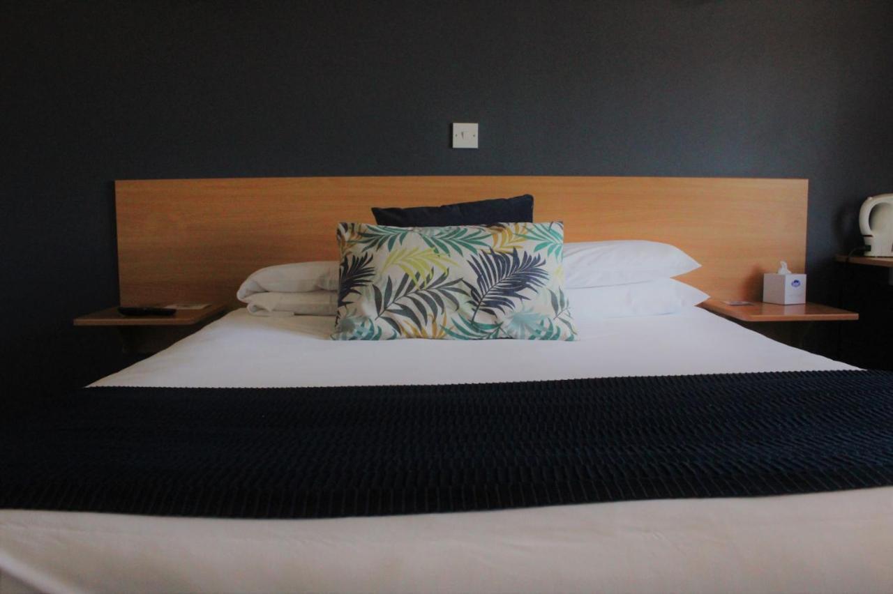 The Town & Country Lodge Dundry Bagian luar foto